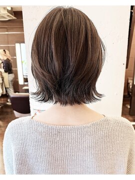 ティーシェル(TIECHEL) 小顔イメチェン、ブルーグレージュカラーくびれレイヤーボブ