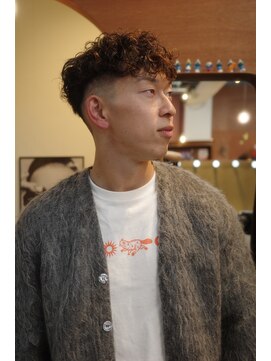 エディ(Edy) スペインカールスキンフェードブラウンカラー刈り上げ眉毛カット