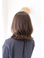 モク(mok)&nbsp;透明感たっぷりのベージュで白髪ぼかしカラー