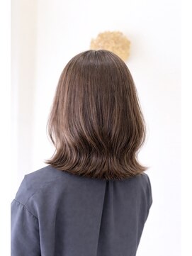 モク(mok) 透明感たっぷりのベージュで白髪ぼかしカラー