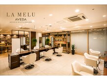 ラメール アヴェダ 西武秋田店(La Melu AVEDA)の雰囲気（白を基調とした明るく開放感あふれる癒しの空間）