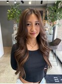 柔らかい動きとツヤ感を楽しめる、韓国風ロングレイヤースタイル