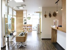 ヘアメイク スウィート(Hair Make Sweet)の雰囲気（広い清潔感のある店内で、気持ちよく過ごすことができます。）