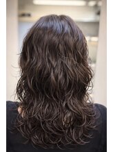 毛先のワンカールから波巻きまで。忙しい朝を彩る、再現性を極めた大人の似合わせパーマ [千葉駅］