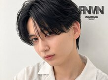 ナチュラルな毛流れと上品な色気を引き出した、黒髪のセンターパートスタイル