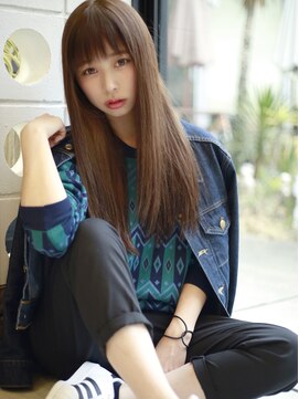 クラウン ヘアー(CLOWN hair) シースルーバングで軽さをだしたストレートスタイル