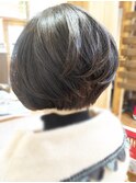 お手入れしやすい!! 気品を感じさせる前下がりショートヘア◎