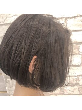エルト 四条烏丸(elto) 30代・40代大人可愛い小顔ワンサイドショートボブ丸み前下がり
