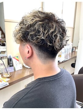 コアフィールフィス(COIFFURE fils) スペインカール フェードカット くせ毛風パーマ ローライト