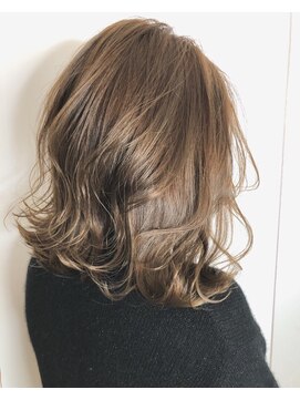 エミュスト(Emuest) 【Emuest心斎橋】クラシカルブラウンベージュ×くびれセミディ