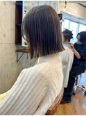 オリーブベージュ前下がりボブ切りっぱなし簡単スタイリングロブ
