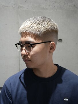 メッツ 原宿(METS) MEN'S/クロップ×ホワイトベージュ/フェード/短髪/ハイトーン