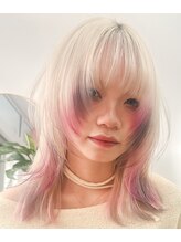 肌に馴染ませるブロンド×レイヤーカット ×裾カラー