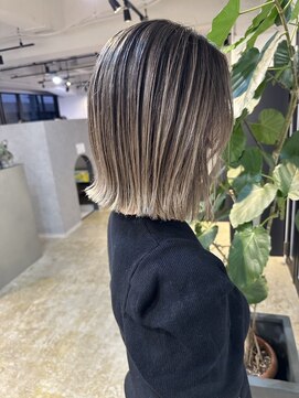 メリー オオサカ(Merly Osaka) 外ハネボブに合うバレイヤージュ_contrast greige_