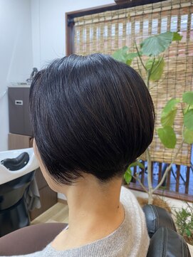 あさひ 大人女子の刈り上げ前下がりショートスタイル