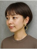 耳かけショート×やわらかブラウン｜上品な抜け感ショートボブ