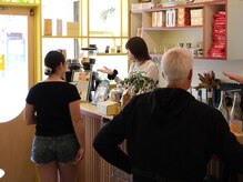 ヒントステーション フォーメンズ(HINTSTATION for Men's)の雰囲気（温かい時間が流れるCOFFEE STANDも併設。施術中にオーダー可能◎）