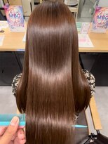 カミエ(kamie)&nbsp;セミロングのツヤ髪ブラウン × 大人っぽい雰囲気