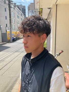 ロムロクウェット(L'HOMME ROQUETTE) 前下がり　パーマスタイル