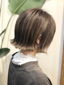 ギャロ(Gallo) 外巻きショートボブ