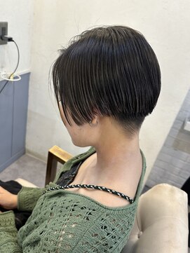 トッカ ヘアアンドトリートメント 難波店 前下がりのハンサムショート