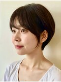 大人ナチュラル耳かけショートボブくびれ丸みショート前髪あり