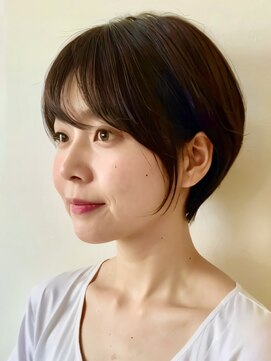 スー(suu) 大人ナチュラル耳かけショートボブくびれ丸みショート前髪あり