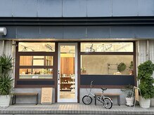 サロンの外観はネイビーとウッド調の落ち着いた雰囲気