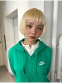 ハイトーンブロンドオン眉ボブ