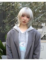 ウルフカットフェイスレイヤーリップレイヤーホワイトカラー