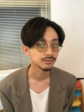 ヨナサン(Yona Saint) クラシカルなメンズショート。