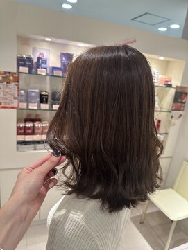 レナークアリア(LENAHC ARIA) ツヤツヤオリーブカラー外ハネミックス巻き