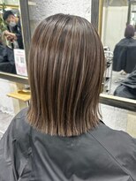 リア(riah)&nbsp;ハイライトカラー/切りっぱなしショート