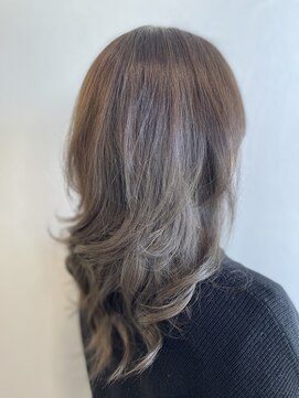 クペシック(Coupe et Chic) ロングレイヤー 白髪ぼかしブルージュ