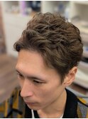 バックに流したスパイキーショート・ベージュカラー