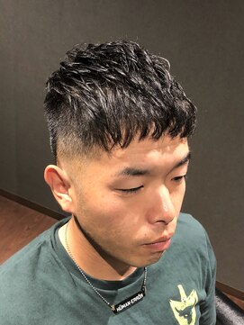 ビーダンディー(Bee dandy) くせ毛ショート クロップスタイル ミドルフェードカット