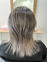 ラビス クローバー(Lovis clover) デザインカラー ミディアムヘア グレージュカラー