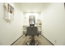髪屋オトコガミ(OTOKOGAMI)の雰囲気（無機質な空間・半個室で男の為のバーバリングをご堪能下さい）