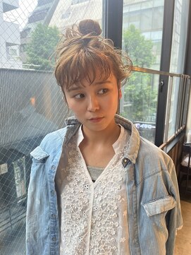 ビハインドザカーテン(BEHIND THE CURTAIN) セミロング×ハイトーンベージュ