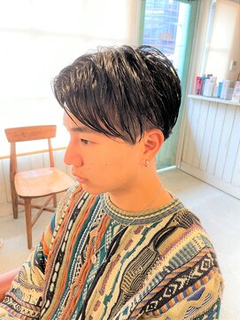 アンティコ(Antico) センターパートモテ髪ネープレスショートフェード束感マッシュ