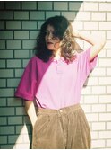 カーリーヘアが魅力的なミディアムヘア３