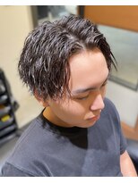 フリーク バーバーショップ 都島店(FREAK BARBER SHOP) 黒髪縦落ちツイストスパイラルパーマツーブロックセンターパート