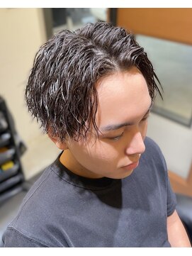 フリーク バーバーショップ 都島店(FREAK BARBER SHOP) 黒髪縦落ちツイストスパイラルパーマツーブロックセンターパート