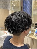 スーツ短髪ツーブロック束感モテる黒髪シークレットパーマ流行