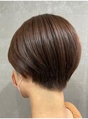 首元すっきりショート・ブラウン・小顔効果・上品スタイル・清楚