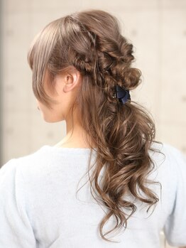 ヘアープロデュース マギカコレクション(magica collection)の写真/【ヘアアレンジ¥2750】作りこみ過ぎない存在感のあるアレンジでオシャレ度UP♪デートや女子会の前にも◎