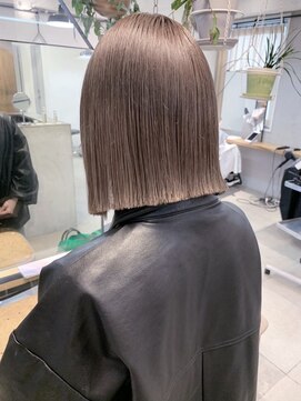 ロマリア(Lomalia) 【Lomalia表参道】切りっぱなしボブ/パールグレージュ