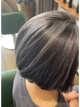 アムール(Amour) 白髪ぼかしハイトーンハイライト/シルバー