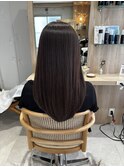 ダークグレージュ、綺麗にまとまる前上がりストレートヘア