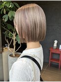 ミルクティーベージュのハイトーンボブ